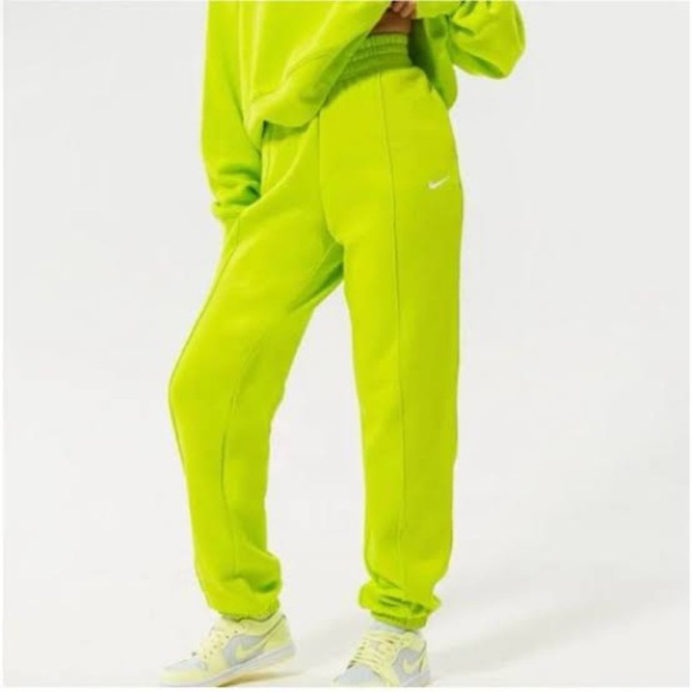 Nike Women’s Neon Green Loose Fit Mid Rise Sweatpants- NWT - Size Small